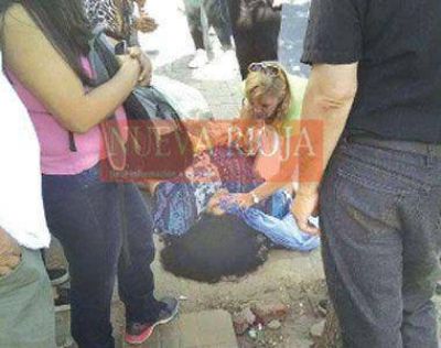 Una mujer se desmay� en la calle y estuvo tirada casi 50 minutos esperando la ambulancia