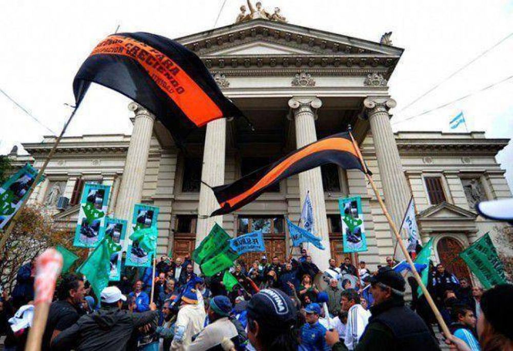 Miles de trabajadores municipales seguir�n el tratamiento de la Ley de Paritarias frente a la Legislatura