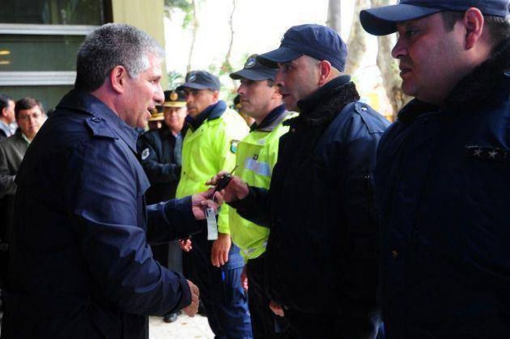 Poggi entreg� 15 m�viles, chalecos antibalas y uniformes en Villa Mercedes