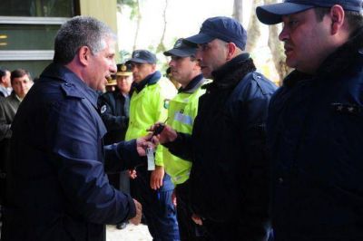 Poggi entreg� 15 m�viles, chalecos antibalas y uniformes en Villa Mercedes