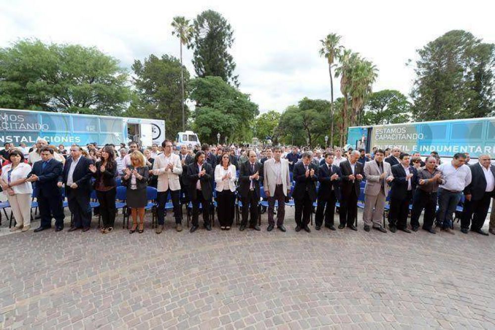 Luc�a entreg� dos aulas m�viles para generar mano de obra capacitada