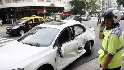 Violento choque entre un colectivo y un auto en la avenida C�rdoba