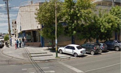 Amenaz� a la cajera, a la gerente y le peg� a un polic�a en el banco: detenido