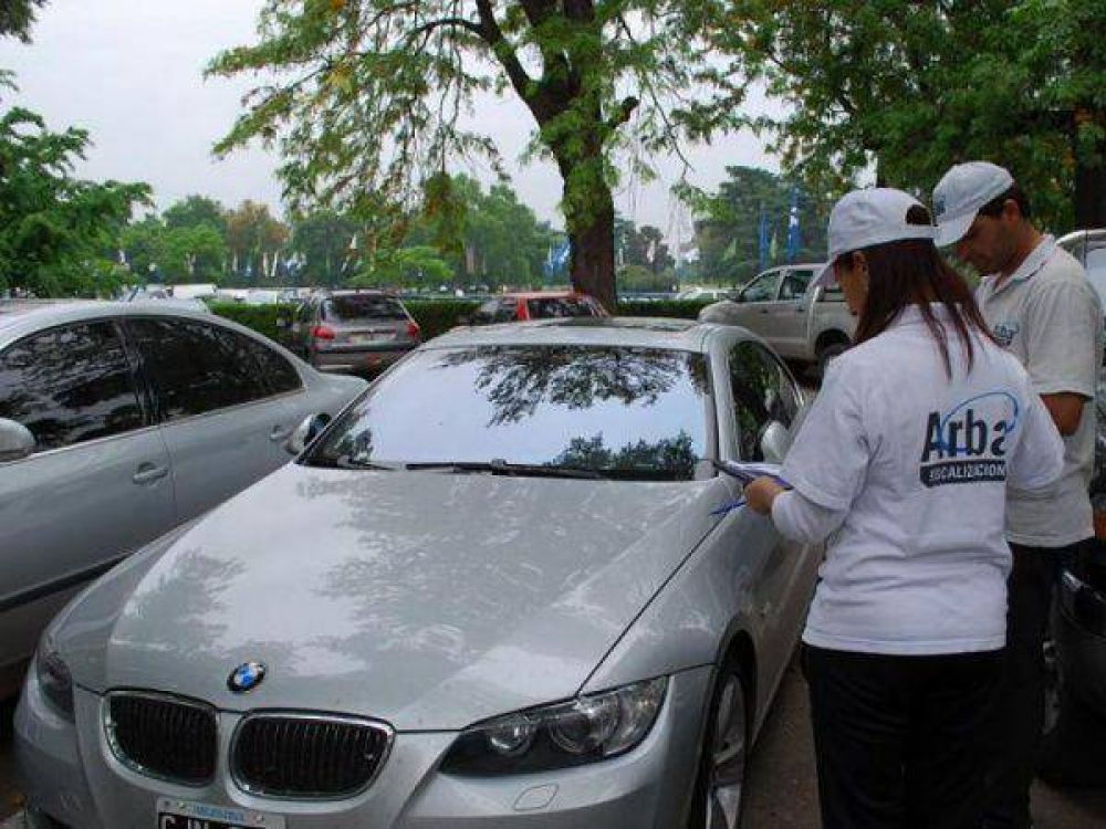 Quines son los bahienses que registraron sus autos en Neuqun para pagar menos patente? 