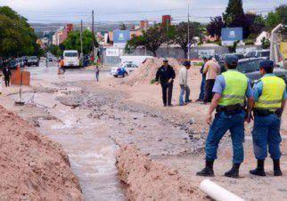 Se rompi� un ca�o y dej� sin agua a 20.000 personas 