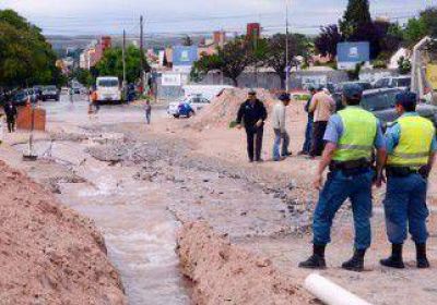 Se rompi� un ca�o y dej� sin agua a 20.000 personas 