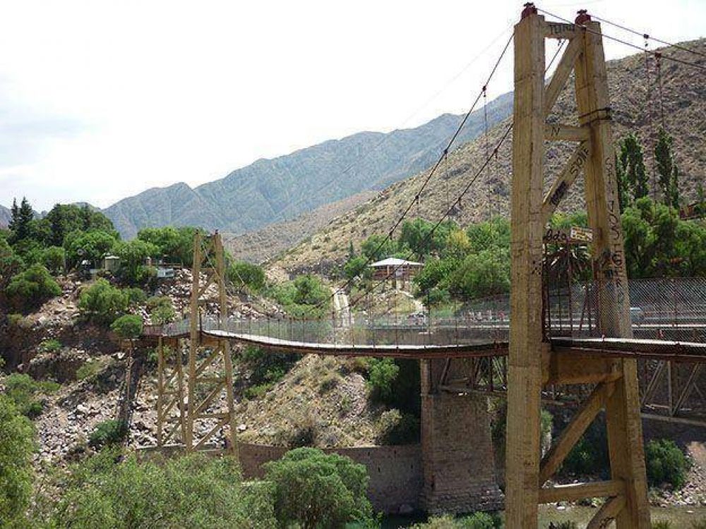 Hallaron a un hombre muerto debajo del puente colgante de Cacheuta
