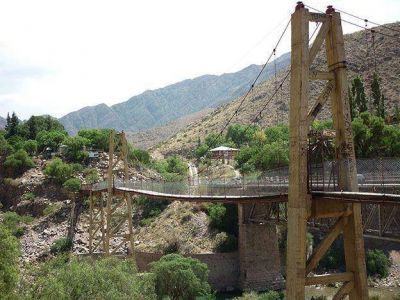 Hallaron a un hombre muerto debajo del puente colgante de Cacheuta