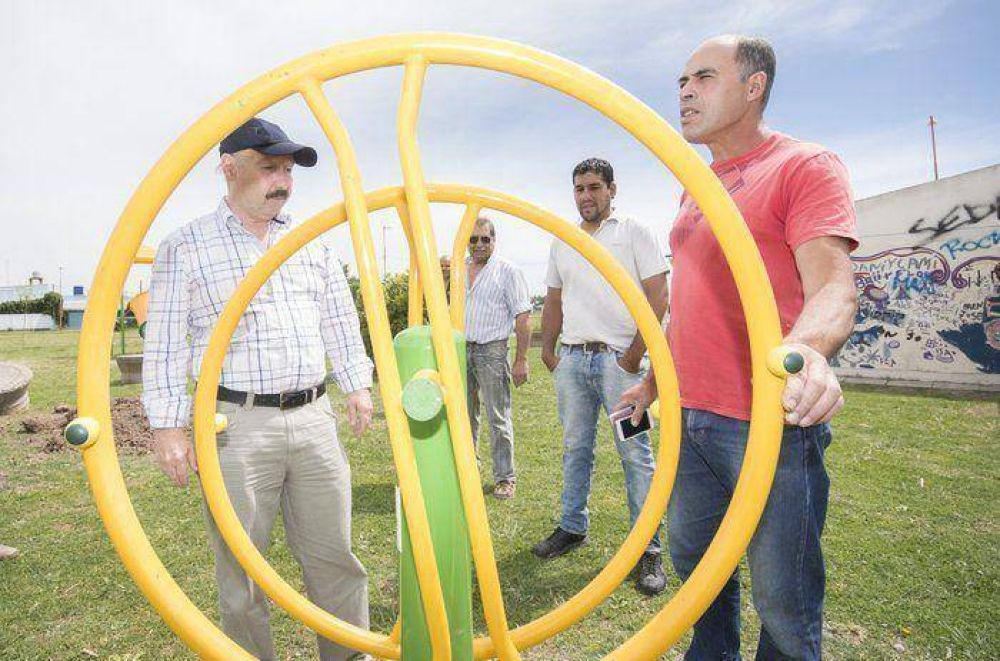 Inza recorri� las obras de la plaza integradora del B� Santa Luc�a