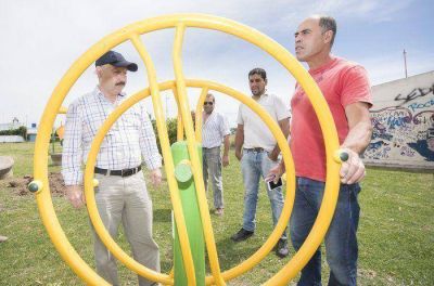 Inza recorri� las obras de la plaza integradora del B� Santa Luc�a
