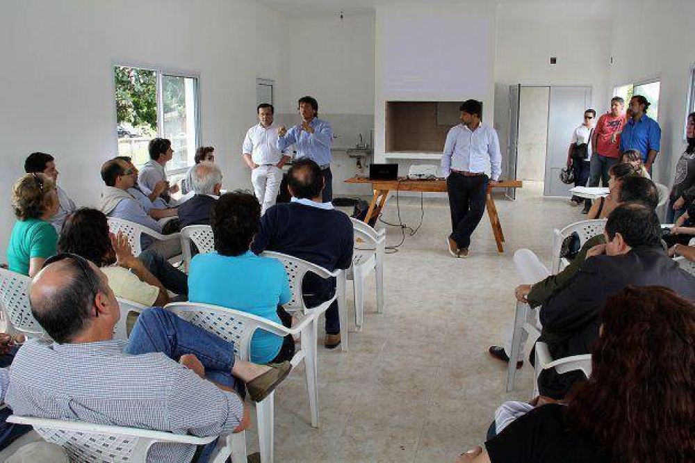 Amarras del Gualeguaych�: Presentaron el proyecto a vecinos de Pueblo Belgrano