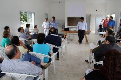 Amarras del Gualeguaych�: Presentaron el proyecto a vecinos de Pueblo Belgrano