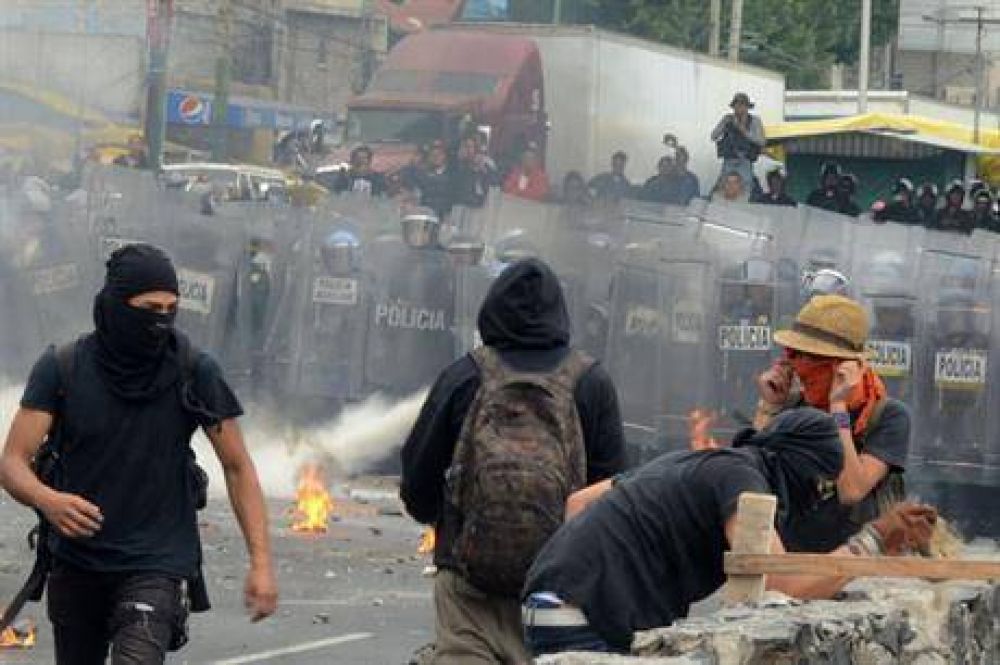 M�xico: tras la marcha por los estudiantes desaparecios, hubo enfrentamientos entre j�venes encapuchados y la polic�a
