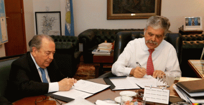 Jorge firm� convenios con De Vido y Randazzo