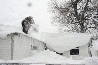 Al menos 10 muertos y 10 mil personas sin luz por las tormentas en Nueva York
