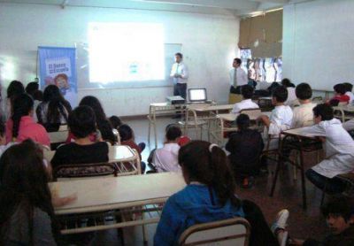 Fundaci�n Banco Santa Cruz brind� capacitaci�n financiera en escuela primaria de R�o Gallegos
