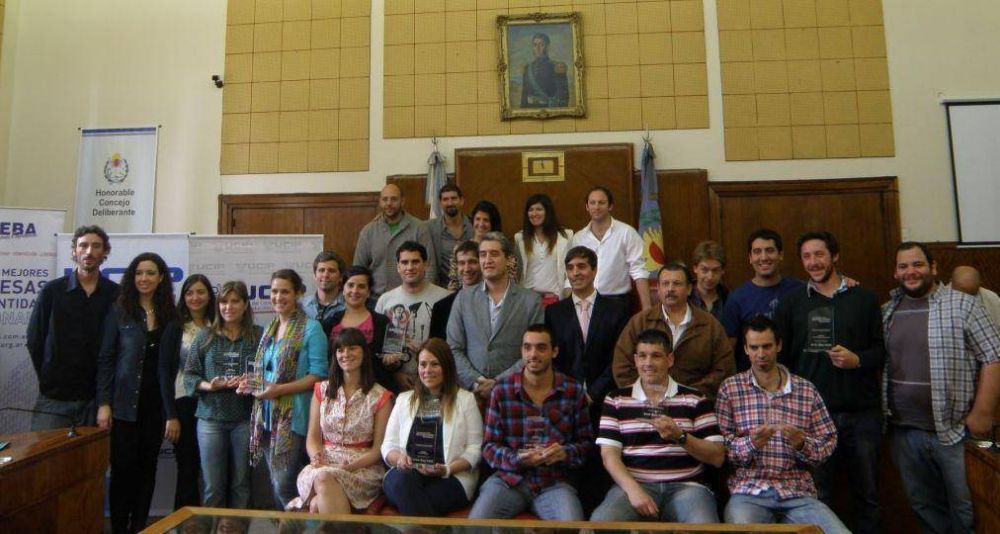  Distinguen a j�venes emprendedores