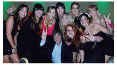 Amado Boudou reapareci� rodeado de mujeres en una fiesta