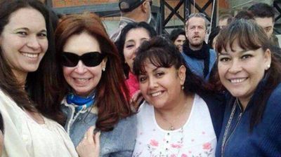 La Presidente reapareci� en El Calafate y se sac� fotos con militantes