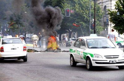 Los taxistas reclaman aumento en la tarifa: Amenazan con realizar un paro
