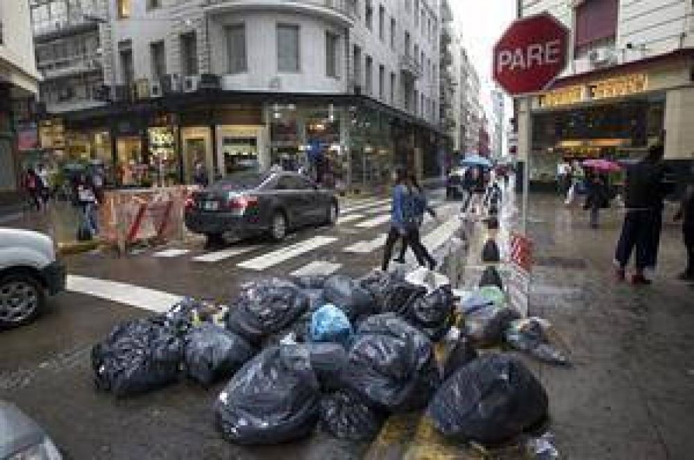 Comenzaron a recolectar la basura del centro porte�o tras un paro sorpresivo