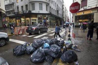Comenzaron a recolectar la basura del centro porte�o tras un paro sorpresivo