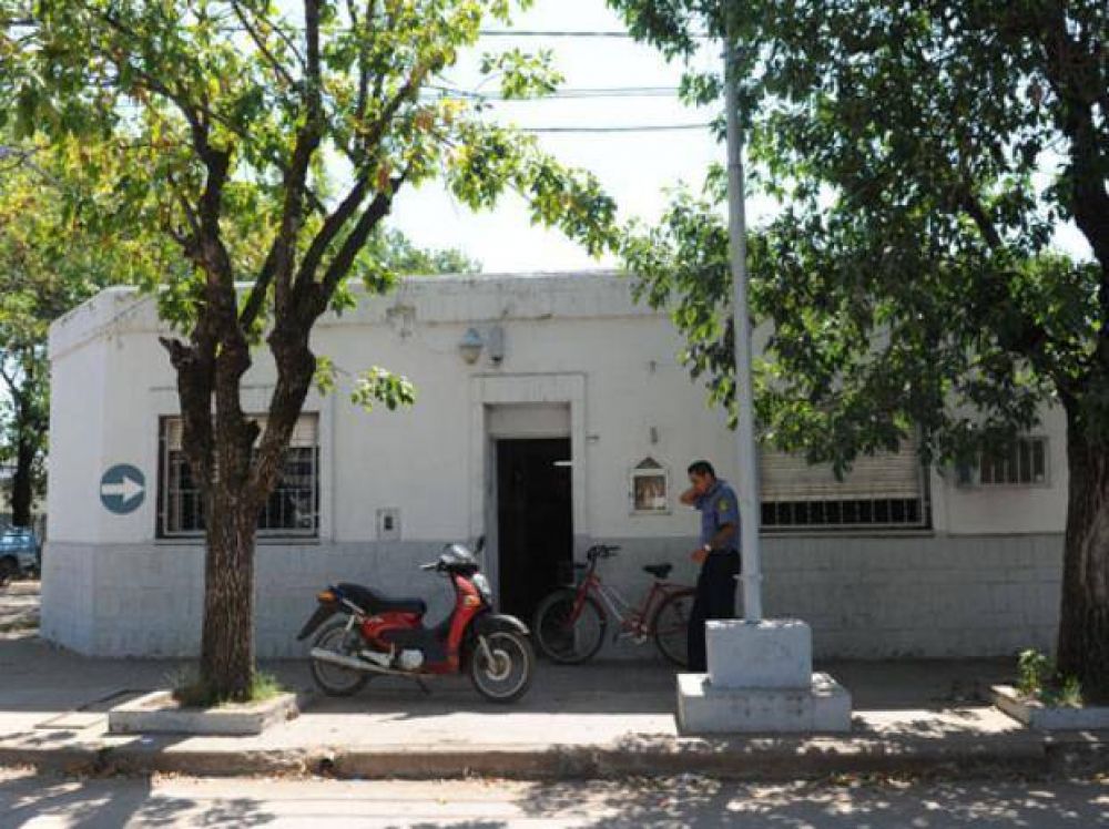 Tres delincuentes redujeron a un hombre, ingresaron a su domicilio y le robaron dinero