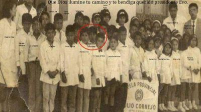 Hist�rica foto de Evo Morales con sus compa�eros de primaria de Salta. Mir� la imagen