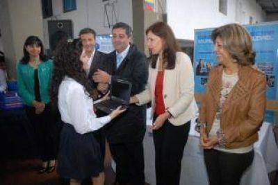 Tras las quejas, dieron netbooks al municipio