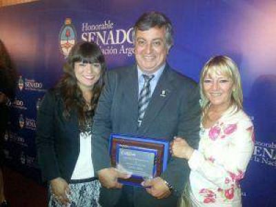 Selva recibi� un galard�n en el Senado de la Naci�n