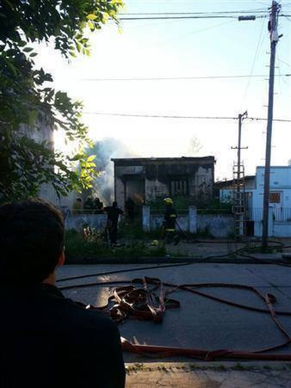 Incendio en una casa abandonada provoc� gran revuelo en Berisso   