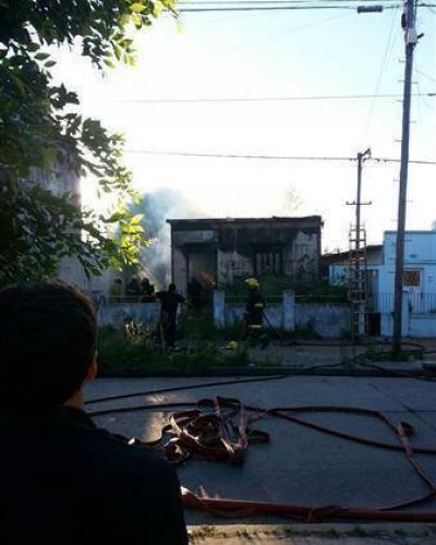Incendio en una casa abandonada provoc� gran revuelo en Berisso   