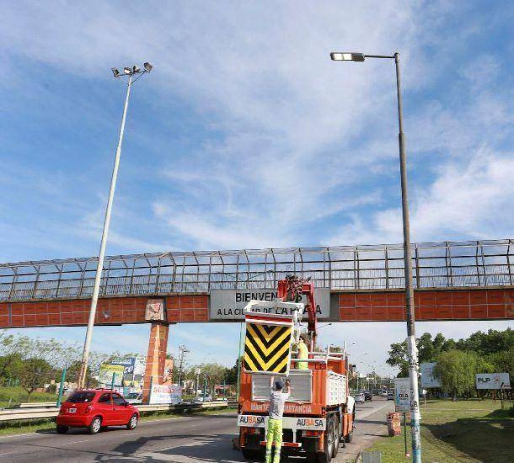 Avanza colocaci�n de luminarias led en Autopista