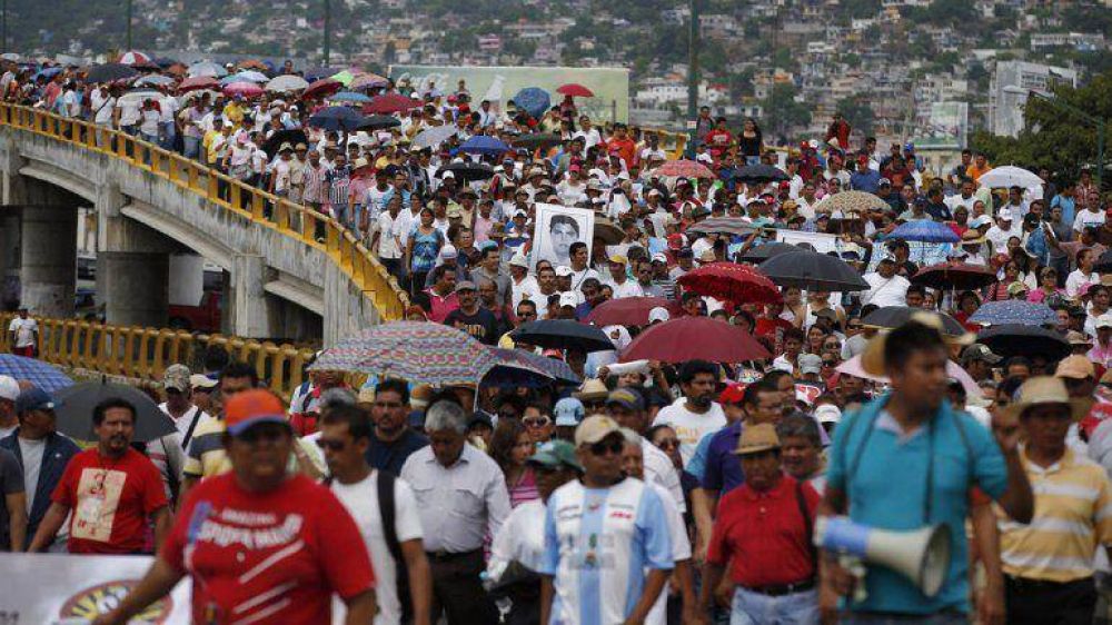 Gobernador mexicano lleg� a un acuerdo con familiares de los 43 desaparecidos para reforzar la b�squeda