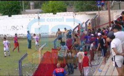 Brutal: Hinchas y jugadores se agarraron a las pi�as en pleno partido