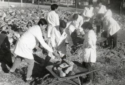 Los alumnos que hasta pegaron los ladrillos para reconstruir su escuela