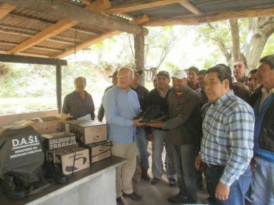 Habilitaron obra de agua potable y entregaron indumentaria trabajadores de la DASI de El Rodeo