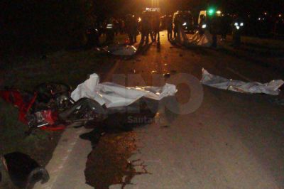 Murieron cinco j�venes al chocar dos motocicletas de frente en Totoras