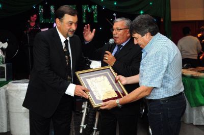 Empleados municipales entregaron una distinci�n al intendente Miguel Isa