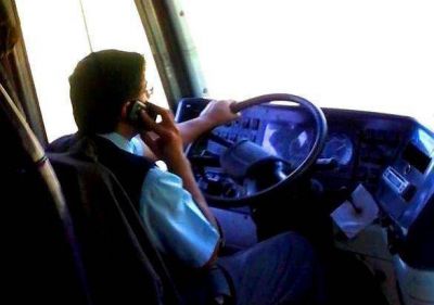 Denunciaron al conductor de un micro que iba hablando por celular