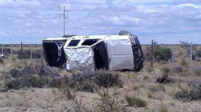 Un muerto y dos heridos tras protagonizar vuelco
