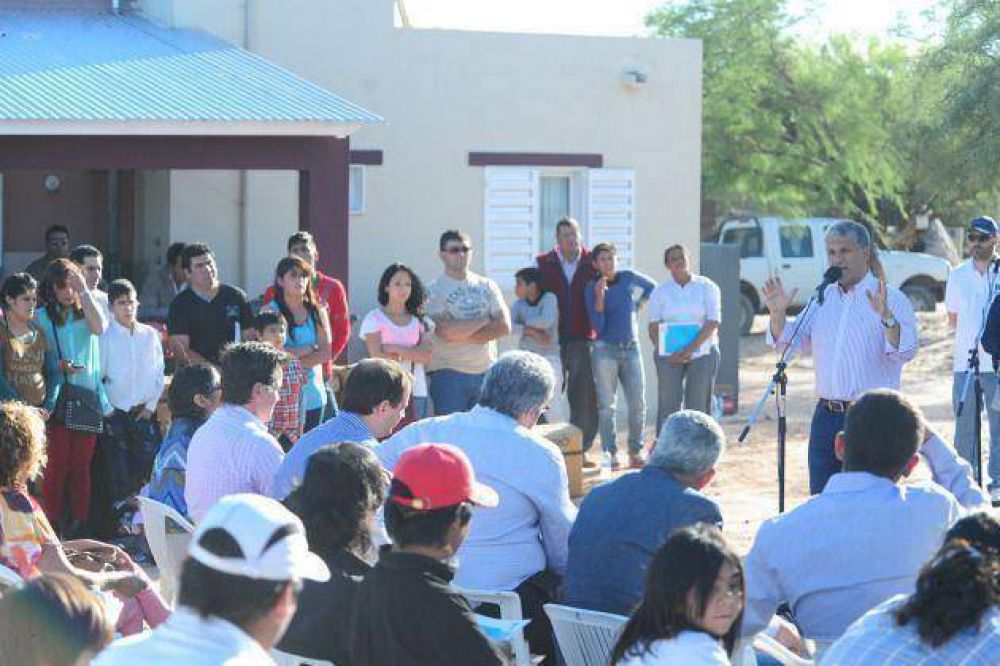 Poggi entreg 8 viviendas del Plan Solidaridad en La Calera