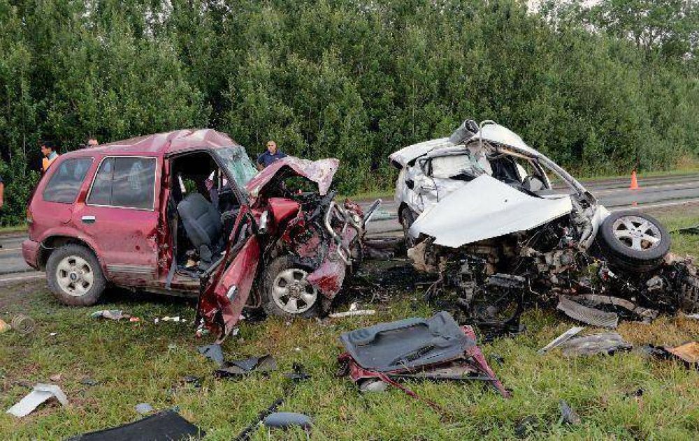 Regreso tr�gico: cinco muertos en un choque en Magdalena