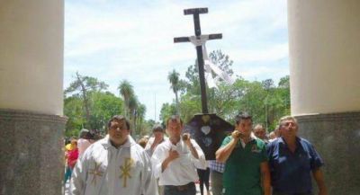 Lleg� la Cruz que bendijo el Papa y comienza la gira en la Arquidi�cesis