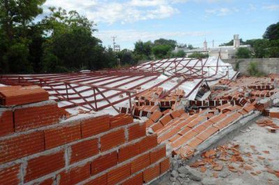 Quem�: el viento vol� techos y derrib� �rboles