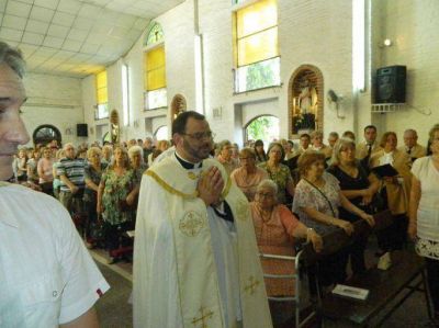 La Parroquia San Antonio de Padua inaugur� un nuevo retablo ante cientos de fieles