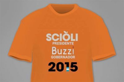 El equipo de campa�a de Buzzi ya dise�� las remeras Scioli Presidente-Buzzi Gobernador 2015
