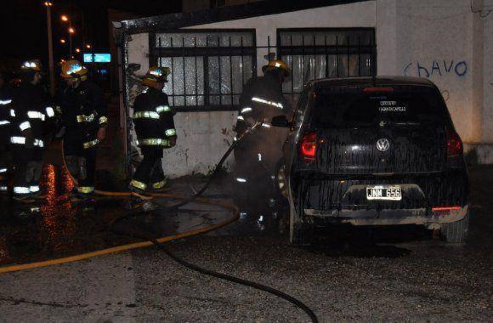 Incendiaron un autom�vil en Chacra II