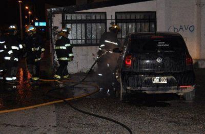 Incendiaron un autom�vil en Chacra II