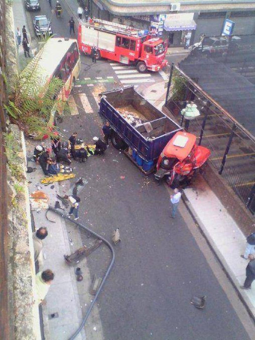Fuerte choque entre un colectivo y un cami�n deja al menos 24 heridos